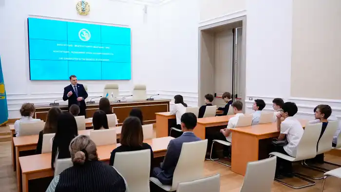 Конституционный Суд организовал тематическую экскурсию для учащихся Экономического лицея Астаны (8)