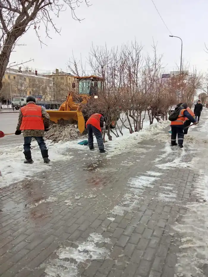 Мокрый снег и дождь: тысячи коммунальщиков заняты в снегоуборочных работах в Астане (2)