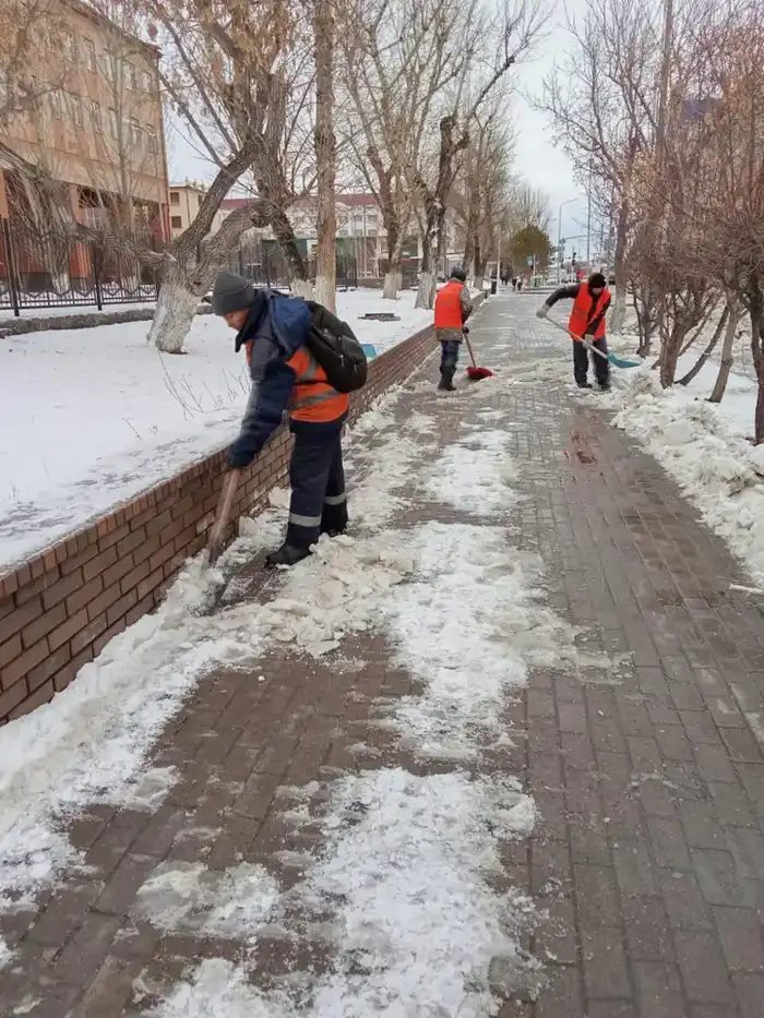 Более тысячи единиц спецтехники задействуют в уборке снега ночью в Астане (4)