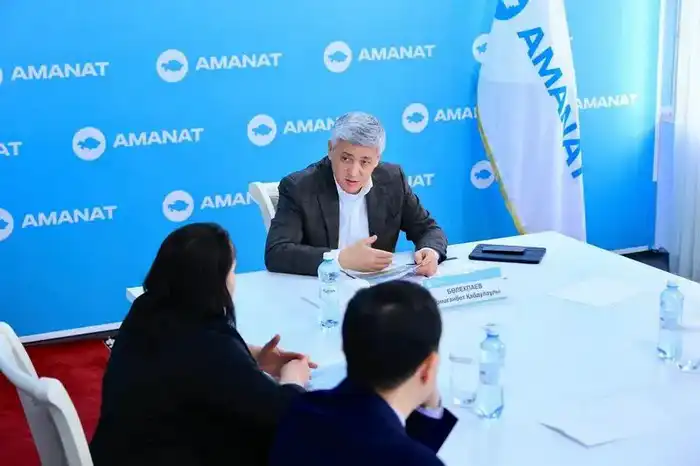 Ермаганбет Булекпаев провёл приём жителей в филиале партии Amanat (3)