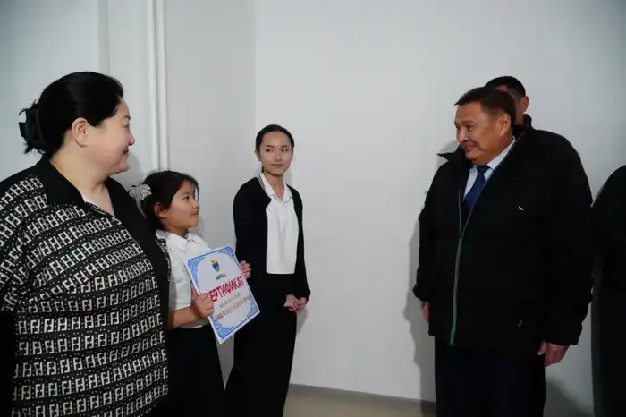 Марат Ахметжанов вручил ключи пострадавшим от паводка жителям села Зеренда (4)