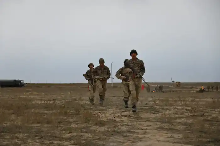 В Актауском гарнизоне более шестисот морских пехотинцев прошли обкатку танком (3)