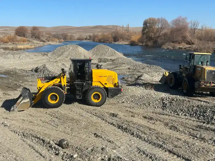 В рамках противопаводковых мер в Жетісу очищают русла рек и строят защитные дамбы