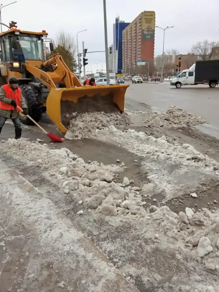 Мокрый снег и дождь: тысячи коммунальщиков заняты в снегоуборочных работах в Астане (3)