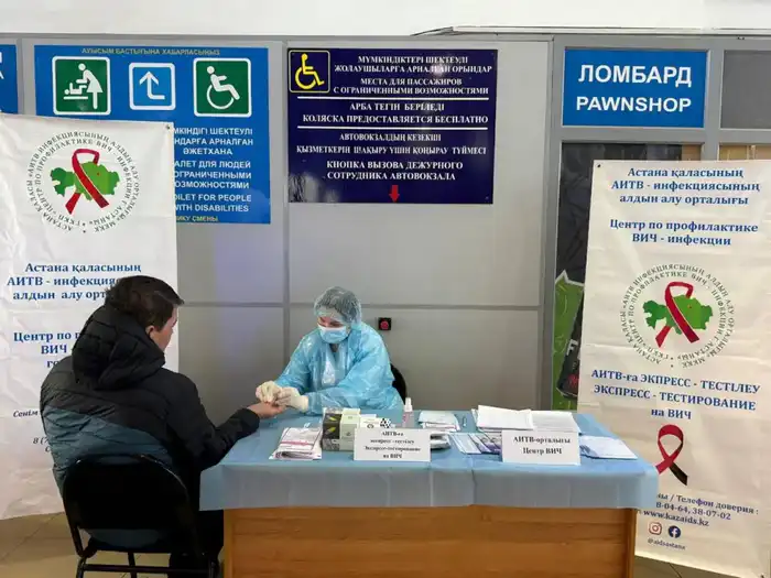 Акцию по профилактике и борьбе со СПИДом провели в столичных торговых центрах (9)