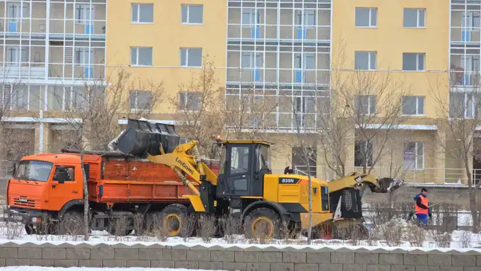 Почти 3 000 дорожных рабочих вышли на снегоуборочные работы в Астане (3)