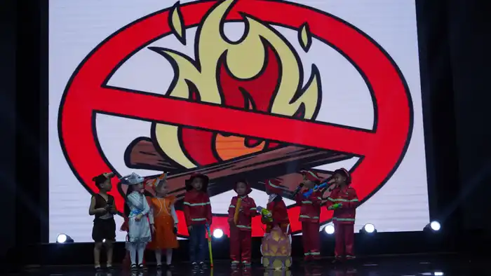 Формирование культуры безопасности: спасатели обучают детей действиям при ЧС (2)