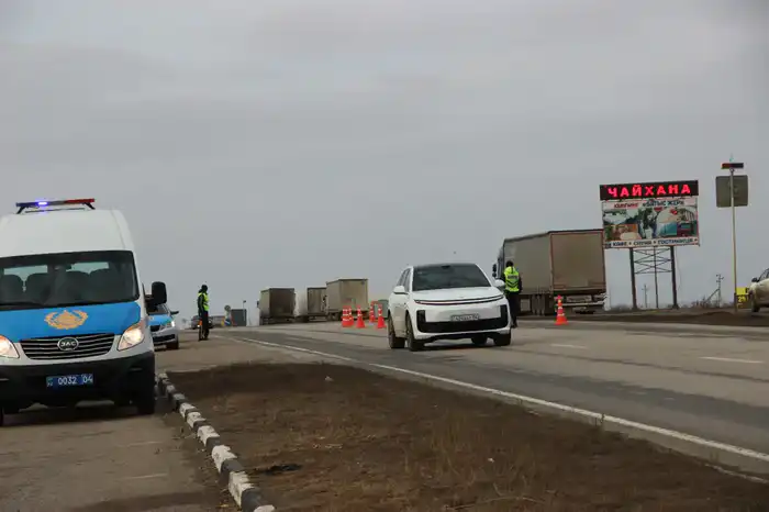 Начальник полиции Актюбинской области проинспектировал работу полицейских на самой оживлённой трассе страны (4)