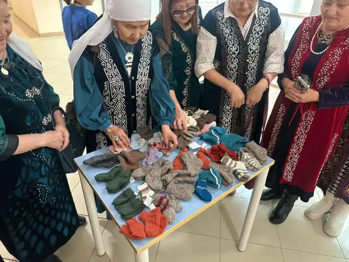 Пенсионеры Астаны в Международный день недоношенных детей вяжут носки и шапки для малышей