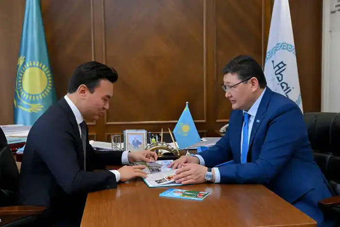 Аким области встретился с президентом Международного общества «Қазақ тілі» Рауаном Кенжеханулы (2)