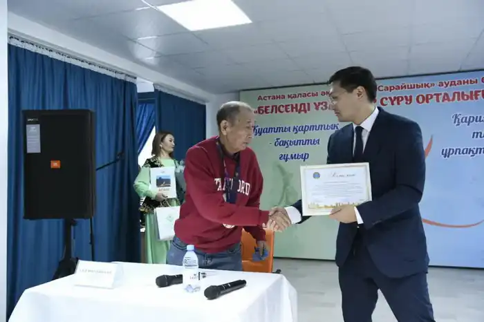 Ставший звездой Нью-Йоркского марафона 80-летний казахстанец встретился со столичными пенсионерами (3)