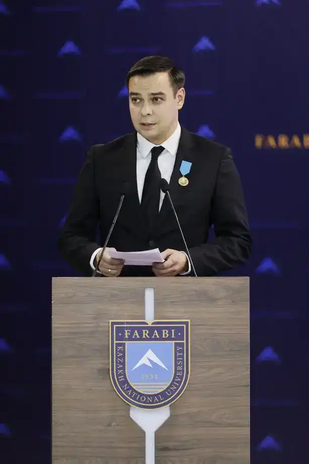 Артур Ластаев поздравил факультет международных отношений КазНУ с 30-летием