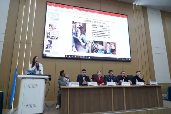 Спортсмены предупреждают студентов о рисках наркозависимости на акции "Астана — есірткісіз қала"