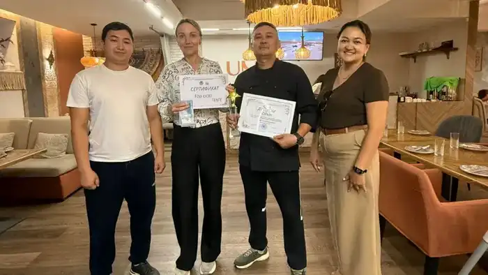 Казахский язык в меню: ключ к сердцу клиента в кафе Караганды