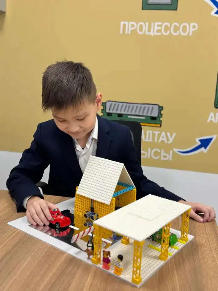 Астанинский школьник создал «умный шлагбаум»