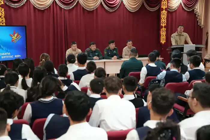 В Северо-Казахстанской области прошли встречи военнослужащих со школьниками и рабочей молодежью (7)