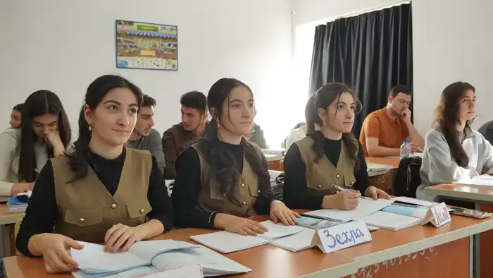 ТРОЙНЯШКИ ИЗ АЗЕРБАЙДЖАНА И ДВОЙНЯШКИ ИЗ КЫРГЫЗСТАНА ИЗУЧАЮТ КАЗАХСКИЙ ЯЗЫК В ТУРКЕСТАНЕ (8)