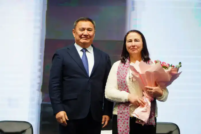 Марат Ахметжанов вручил ключи пострадавшим от паводка жителям села Зеренда (2)