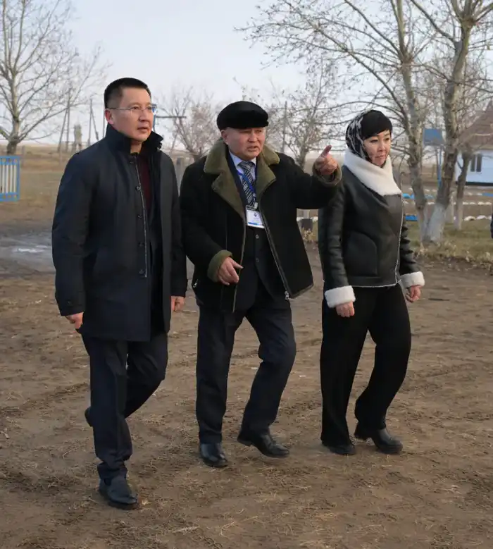 Аким Асаин Байханов обсудил с жителями с. Тосагаш проект строительства новой школы, запланированный на осень 2026 года.