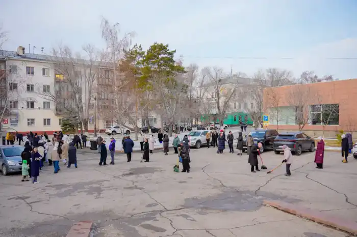 «Таза Қазақстан»: в Астане на территории Государственной академической филармонии им.Е. Рахмадиева прошла акция чистоты (2)