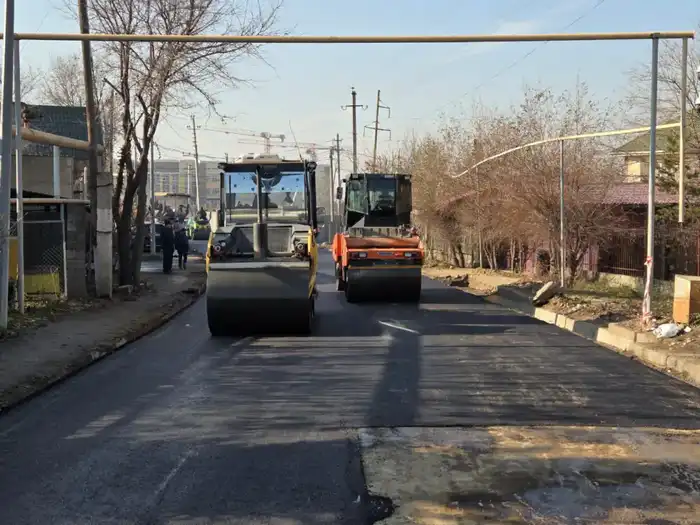 В Наурызбайском районе Алматы обновляют более 47 км дорог (2)