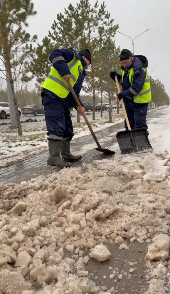 В Астане почти 3 000 коммунальщиков активно убирают снег и наледь
