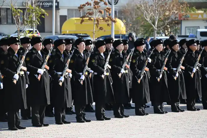 На берегу Каспия более 200 матросов присягнули на верность Родине (5)