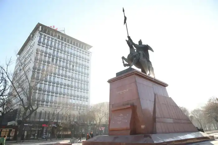 Аким Алматы ознакомился с ходом благоустройства территории вдоль улицы Пушкина (3)