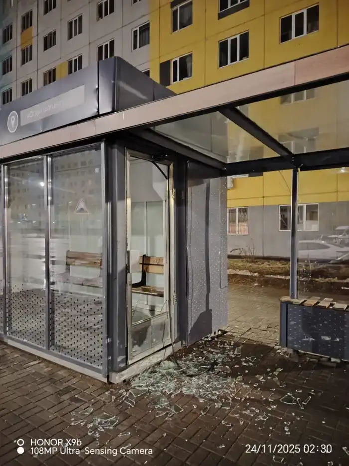 В Астане задержаны вандалы, повредившие автобусный павильон