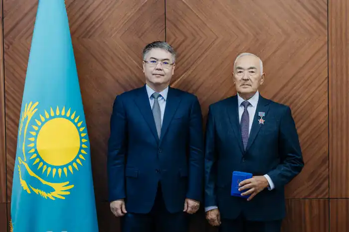 Аким Атырауской области вручил государственные награды работникам сельского хозяйства (2)