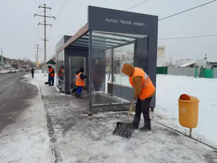 Астана сталкивается с последствиями сильных снегопадов: круглосуточная работа коммунальщиков и опасность гололеда