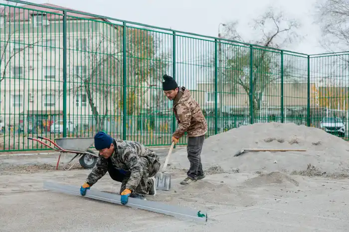 В Атырау завершается строительство игровых и спортивных площадок в рамках проекта 'Бюджет народного участия'