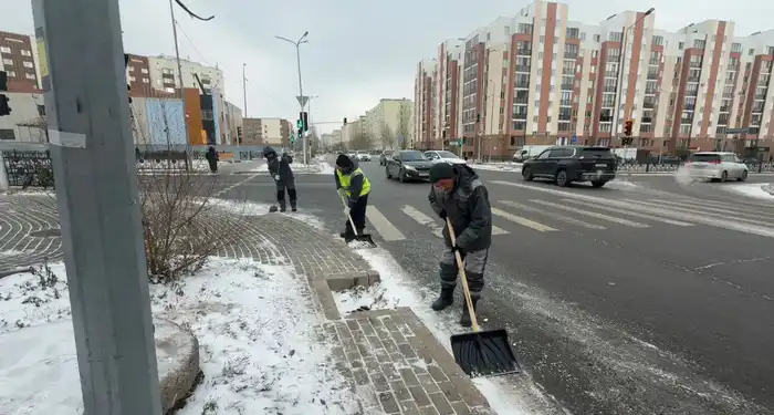 Более тысячи единиц спецтехники задействованы в снегоуборочных работах в Астане ночью (5)