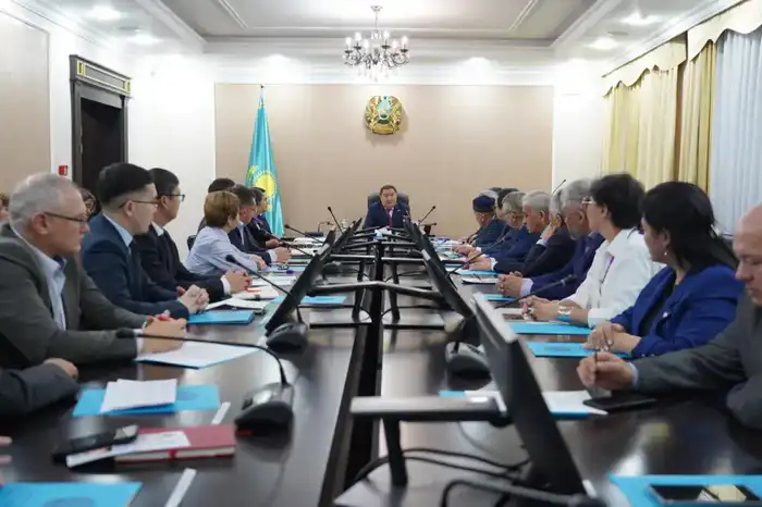 Аким Акмолинской области Марат Ахметжанов встретился с членами общественного совета (7)