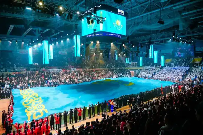 В Астане раскрытие крупнейшего флага «Закон и порядок» символизирует единство студентов и общественности
