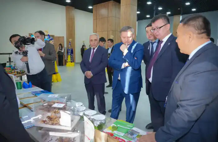 Министр науки и высшего образования Казахстана ознакомился с работой Чирчикского филиала ЮКИУ (10)