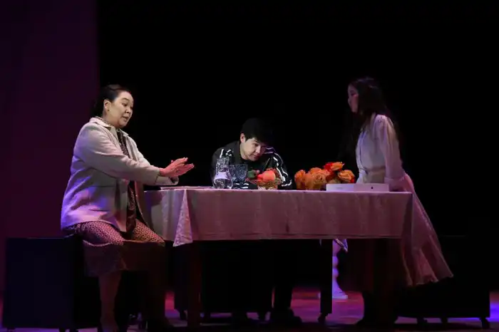 Спектакль в Астане поднимает важные вопросы о последствиях наркотиков для молодежи