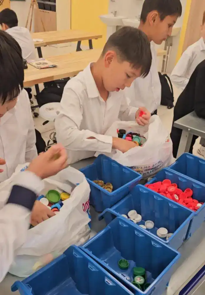 Школьники города Семей участвуют в экологическом проекте по созданию контейнера для раздельного сбора мусора