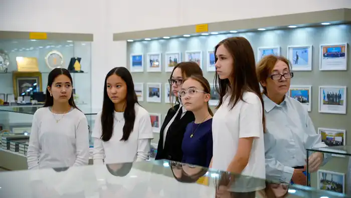 Конституционный Суд организовал тематическую экскурсию для учащихся Экономического лицея Астаны (5)