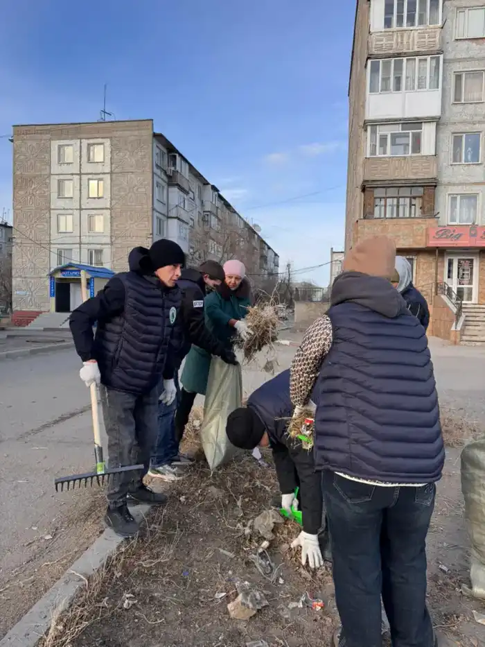 Массовые субботники в области Ұлытау: молодёжь вдохновляет на заботу об экологии