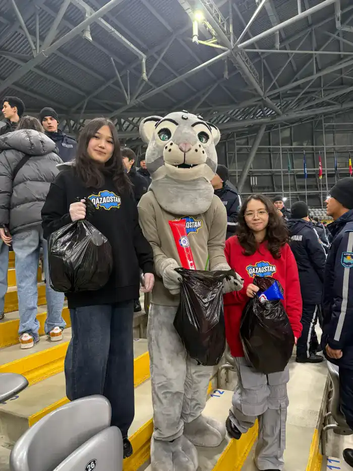 Футбольные болельщики необычно завершили матч между сборными Казахстана и Бельгии в Астане (6)