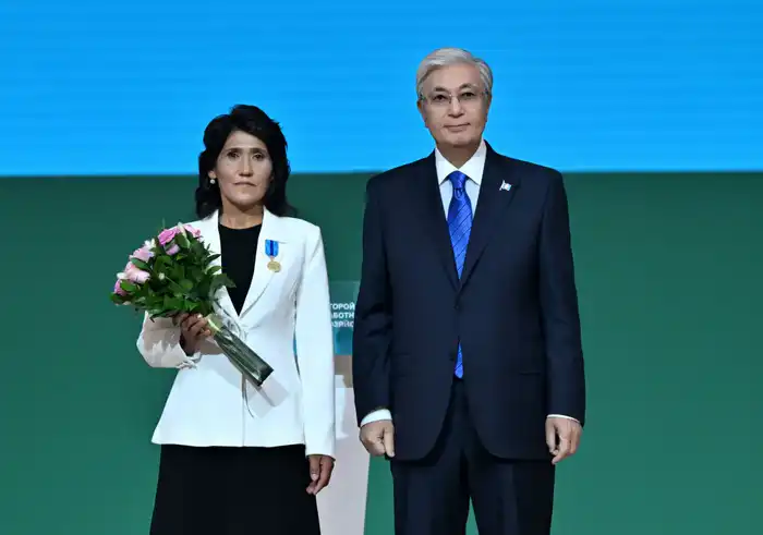 Доярка Туркестана получила медаль за труд