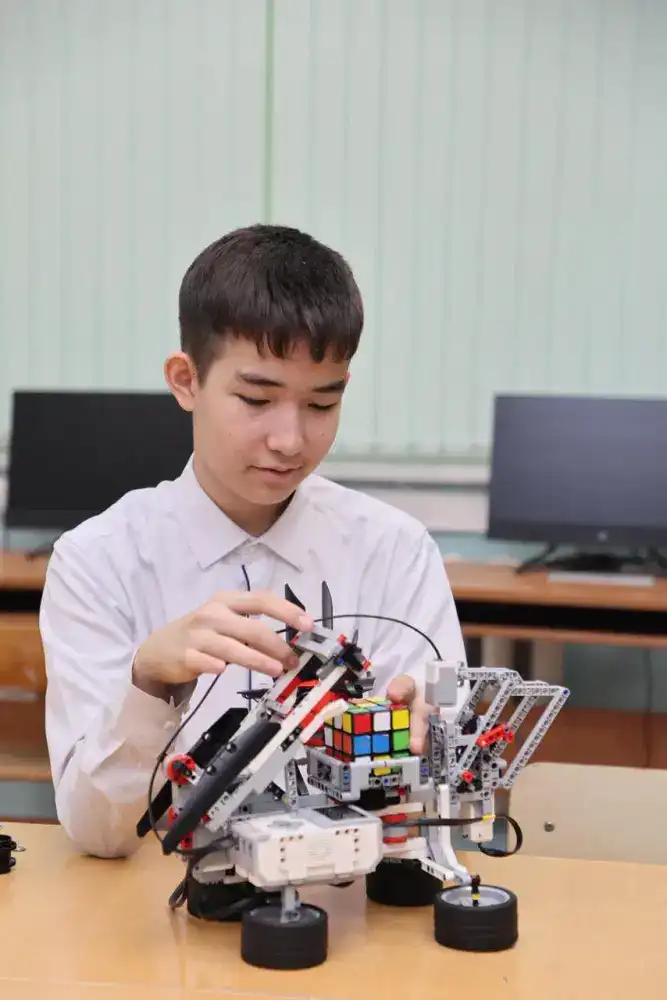 В Астане школьник создал умного робота, который собирает кубик Рубика за одну минуту (2)