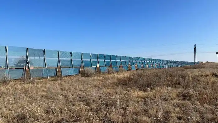 На трассах Карагандинской области устанавливают снегозадерживающие заборы нового типа (3)