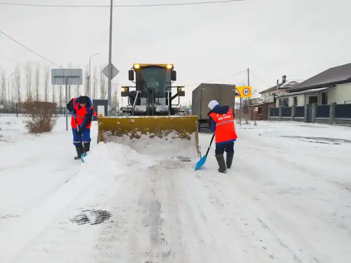 Более 3000 тонн техсоли и 14 000 рейсов: коммунальщики Астаны работают круглосуточно (8)