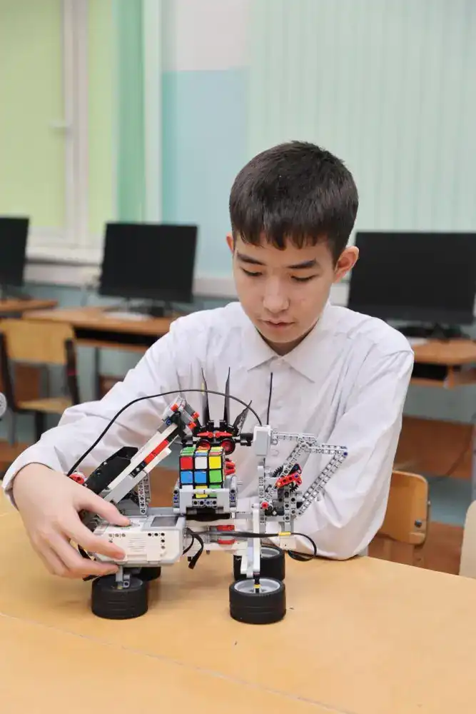 В Астане школьник создал умного робота, который собирает кубик Рубика за одну минуту (3)