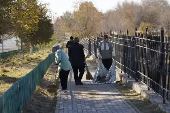 В Казыгурте прошёл субботник: жители и власти очистили территорию и посадили деревья