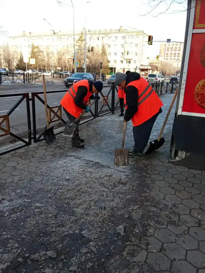 Более 2 800 дорожных рабочих задействованы в снегоуборочных работах в Астане (5)