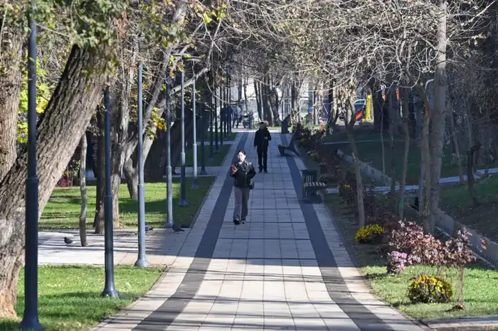 Аким Алматы Дархан Сатыбалды проверил ход благоустройства и реконструкции в Ауэзовском районе