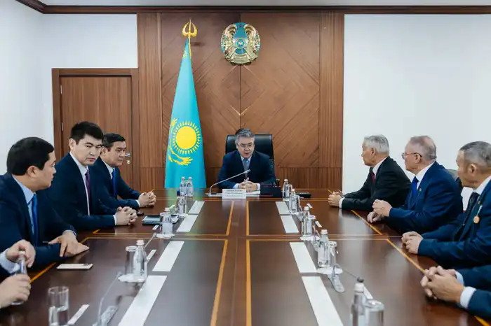 Аким Атырауской области вручил государственные награды работникам сельского хозяйства (10)